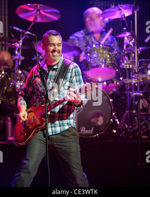 Ed Robertson Barenaked Ladies esibirsi sul palco a Massey Hall. Toronto, Canada - 26.11.10 Foto Stock