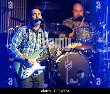 Ed Robertson e Tyler Stewart Barenaked Ladies esibirsi sul palco a Massey Hall. Toronto, Canada - 26.11.10 Foto Stock