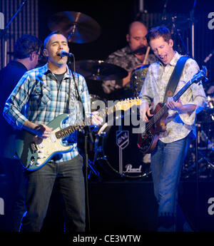 Ed Robertson, Tyler Stewart e Jim Creeggan Barenaked Ladies esibirsi sul palco a Massey Hall. Toronto, Canada - 26.11.10 Foto Stock