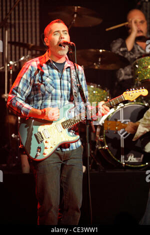 Ed Robertson Barenaked Ladies esibirsi sul palco a Massey Hall. Toronto, Canada - 26.11.10 Foto Stock