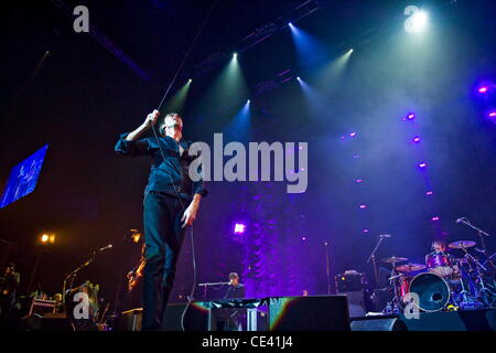 Brett Anderson Suede performing live in concerto all'O2 Arena di Londra - Inghilterra - 07.12.10 Foto Stock