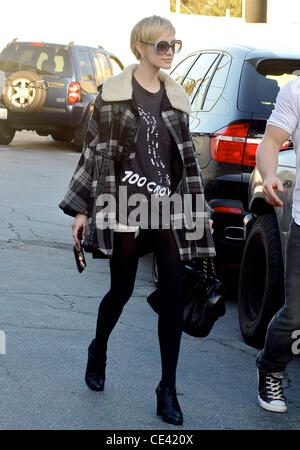 Ashlee Simpson che arrivano in un salone in West Hollywood per soddisfare Nicole Richie Los Angeles, California - 09.12.10 Foto Stock