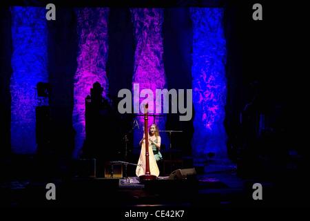 Joanna Newsom eseguendo un concerto benefico per UCSF Benioff ospedale per bambini, tenutosi a Nob Hill Masonic Auditorium - all'interno di San Francisco, California - 08.12.10 Foto Stock