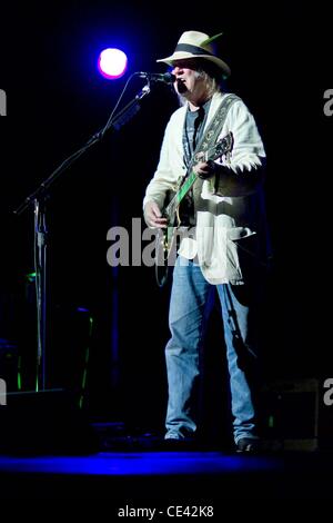 Neil Young eseguendo un concerto benefico per UCSF Benioff ospedale per bambini, tenutosi a Nob Hill Masonic Auditorium - all'interno di San Francisco, California - 08.12.10 Foto Stock