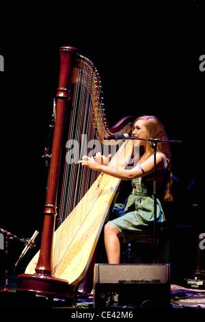 Joanna Newsom eseguendo un concerto benefico per UCSF Benioff ospedale per bambini, tenutosi a Nob Hill Masonic Auditorium - all'interno di San Francisco, California - 08.12.10 Foto Stock