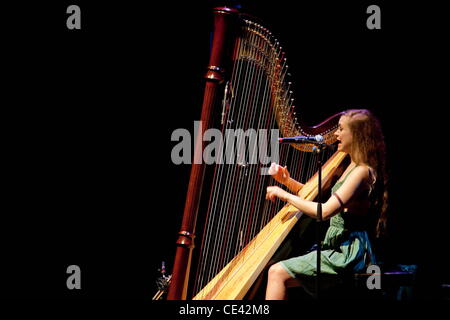 Joanna Newsom eseguendo un concerto benefico per UCSF Benioff ospedale per bambini, tenutosi a Nob Hill Masonic Auditorium - all'interno di San Francisco, California - 08.12.10 Foto Stock