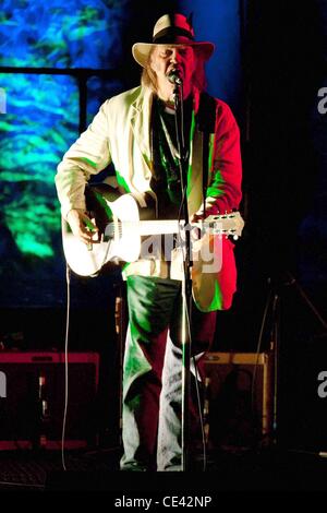 Neil Young eseguendo un concerto benefico per UCSF Benioff ospedale per bambini, tenutosi a Nob Hill Masonic Auditorium - all'interno di San Francisco, California - 08.12.10 Foto Stock