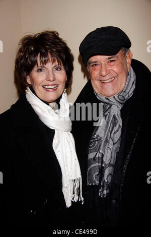 Lucie Arnaz e Laurence Luckinbill apertura notturna del Off-Broadway produzione di 'Dracula' presso il Piccolo Teatro Shubert - Arrivi. La città di New York, Stati Uniti d'America - 05.01.11 Foto Stock