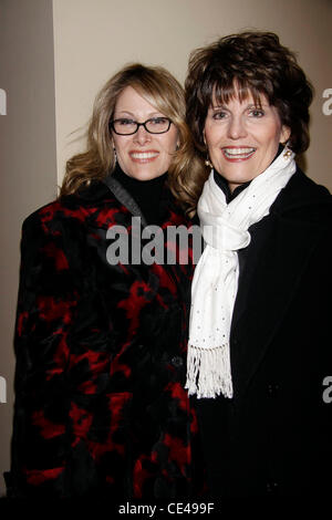 Jodi Stevens e Lucie Arnaz apertura notturna del Off-Broadway produzione di 'Dracula' presso il Piccolo Teatro Shubert - Arrivi. La città di New York, Stati Uniti d'America - 05.01.11 Foto Stock