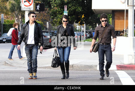 Joe Jonas e Nick Jonas hanno il pranzo con un amico in West Hollywood e Los Angeles, California - 07.01.11 Foto Stock