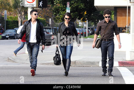 Joe Jonas e Nick Jonas hanno il pranzo con un amico in West Hollywood e Los Angeles, California - 07.01.11 Foto Stock