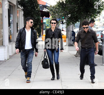 Joe Jonas e Nick Jonas hanno il pranzo con un amico in West Hollywood e Los Angeles, California - 07.01.11 Foto Stock