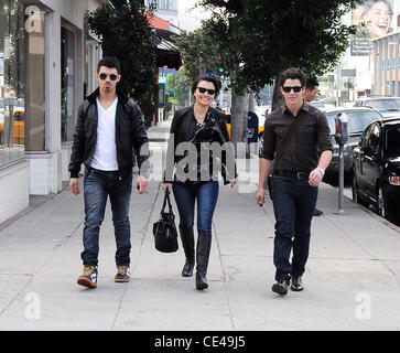 Joe Jonas e Nick Jonas hanno il pranzo con un amico in West Hollywood e Los Angeles, California - 07.01.11 Foto Stock