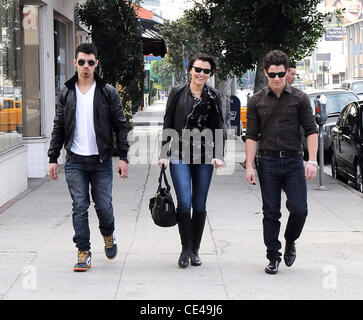 Joe Jonas e Nick Jonas hanno il pranzo con un amico in West Hollywood e Los Angeles, California - 07.01.11 Foto Stock