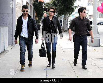 Joe Jonas e Nick Jonas hanno il pranzo con un amico in West Hollywood e Los Angeles, California - 07.01.11 Foto Stock