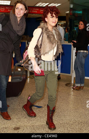 Cher Lloyd arriva all'Aeroporto Internazionale di Miami Miami, Florida - 07.01.11 Foto Stock