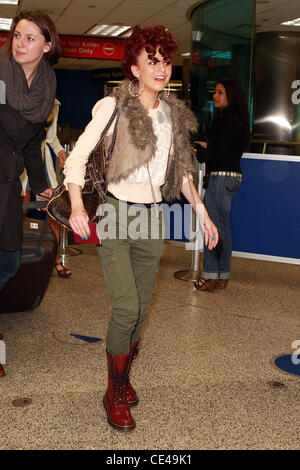 Cher Lloyd arriva all'Aeroporto Internazionale di Miami Miami, Florida - 07.01.11 Foto Stock