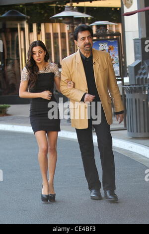 Joe Mantegna e sua figlia Gia Mantegna film una intervista per entertainment television news programma " Extra " a Grove in Hollywood Los Angeles, California - 13.01.11 Foto Stock