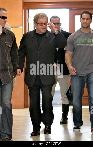 Sir Elton John lasciando E. Baldi ristorante a Beverly Hills dopo avere il pranzo di Los Angeles, California - 14.01.11 Foto Stock