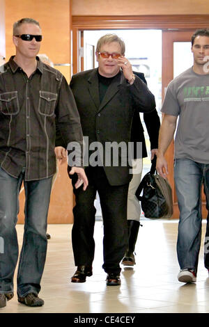 Sir Elton John lasciando E. Baldi ristorante a Beverly Hills dopo avere il pranzo di Los Angeles, California - 14.01.11 Foto Stock