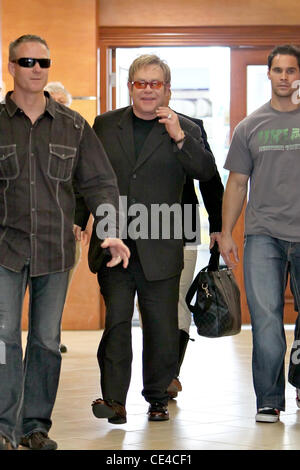 Sir Elton John lasciando E. Baldi ristorante a Beverly Hills dopo avere il pranzo di Los Angeles, California - 14.01.11 Foto Stock