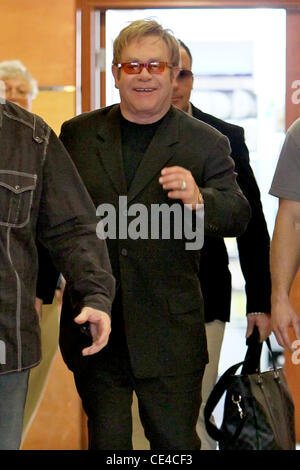 Sir Elton John lasciando E. Baldi ristorante a Beverly Hills dopo avere il pranzo di Los Angeles, California - 14.01.11 Foto Stock