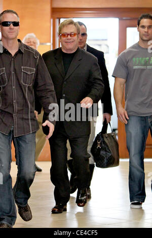 Sir Elton John lasciando E. Baldi ristorante a Beverly Hills dopo avere il pranzo di Los Angeles, California - 14.01.11 Foto Stock