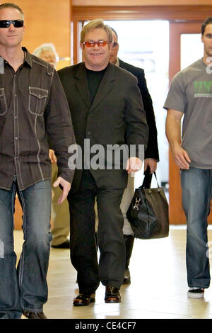 Sir Elton John lasciando E. Baldi ristorante a Beverly Hills dopo avere il pranzo di Los Angeles, California - 14.01.11 Foto Stock