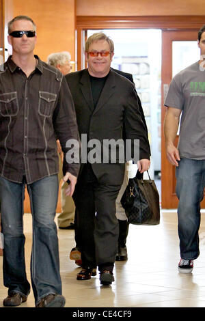 Sir Elton John lasciando E. Baldi ristorante a Beverly Hills dopo avere il pranzo di Los Angeles, California - 14.01.11 Foto Stock