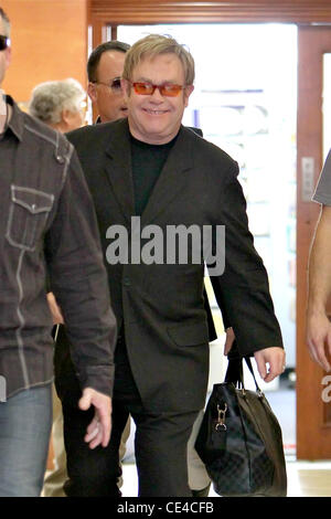 Sir Elton John lasciando E. Baldi ristorante a Beverly Hills dopo avere il pranzo di Los Angeles, California - 14.01.11 Foto Stock