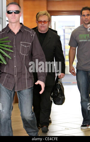 Sir Elton John lasciando E. Baldi ristorante a Beverly Hills dopo avere il pranzo di Los Angeles, California - 14.01.11 Foto Stock
