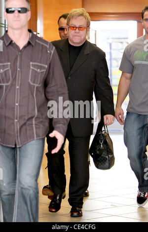 Sir Elton John lasciando E. Baldi ristorante a Beverly Hills dopo avere il pranzo di Los Angeles, California - 14.01.11 Foto Stock