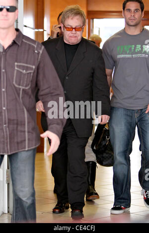 Sir Elton John lasciando E. Baldi ristorante a Beverly Hills dopo avere il pranzo di Los Angeles, California - 14.01.11 Foto Stock