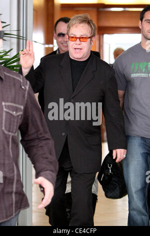 Sir Elton John lasciando E. Baldi ristorante a Beverly Hills dopo avere il pranzo di Los Angeles, California - 14.01.11 Foto Stock