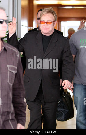 Sir Elton John lasciando E. Baldi ristorante a Beverly Hills dopo avere il pranzo di Los Angeles, California - 14.01.11 Foto Stock