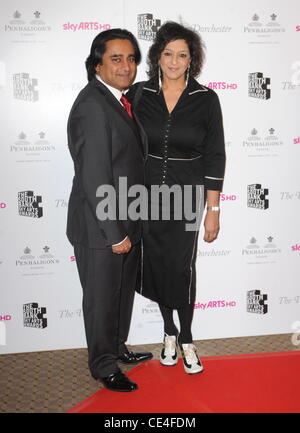 Sanjeev Bhaskar e Meera Syal South Bank Sky Arts Awards, tenutasi presso il Dorchester Hotel di arrivi - Londra, Inghilterra - 25.01.11 Foto Stock