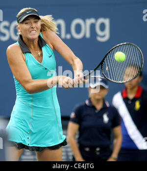 Maria Sharapova della Russia sconfigge Jarmila Groth in Australia durante il suo singolare femminile corrisponde al giorno due del 2010 U.S. Aprire presso l'USTA Billie Jean King National Tennis Center in Flushing Queens, a New York City, Stati Uniti d'America - 31.08.10 Foto Stock