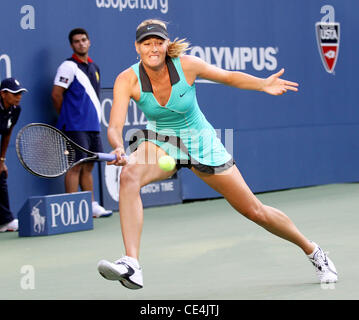 Maria Sharapova della Russia sconfigge Jarmila Groth in Australia durante il suo singolare femminile corrisponde al giorno due del 2010 U.S. Aprire presso l'USTA Billie Jean King National Tennis Center in Flushing Queens, a New York City, Stati Uniti d'America - 31.08.10 Foto Stock