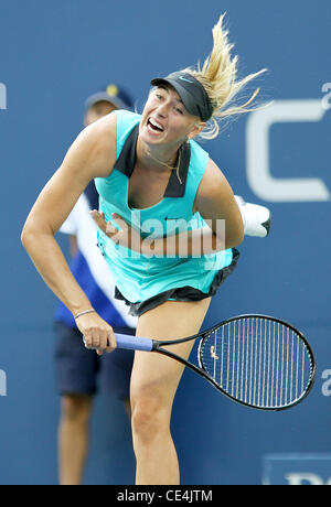 Maria Sharapova della Russia sconfigge Jarmila Groth in Australia durante il suo singolare femminile corrisponde al giorno due del 2010 U.S. Aprire presso l'USTA Billie Jean King National Tennis Center in Flushing Queens, a New York City, Stati Uniti d'America - 31.08.10 Foto Stock