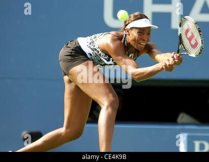 Venus Williams Venus Williams (USA) e Rebecca Marino (possono) competere durante il loro secondo turno singolare femminile corrisponde al giorno tre del 2010 U.S. Aprire presso l'USTA Arthur Ashe Stadium di Flushing, Queens. La città di New York, Stati Uniti d'America - 01.09.10 Foto Stock