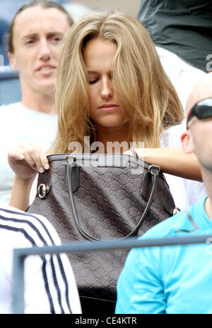 Kim Kim Sears Sears orologi il suo fidanzato Andy Murray giocare. Andy Murray (GBR) compete contro Dustin Brown (JAM) durante un uomini singoli corrisponde al giorno 5 del 2010 US Open al USTA Arthur Ashe Stadium di Flushing, Queens. Murray vince con un punteggio di 7 Foto Stock