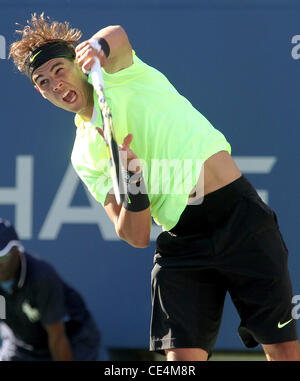 Rafael Nadal di Spagna sconfigge Gilles Simon di Francia 6-4 6-4 6-2, durante i suoi uomini singoli corrisponde al settimo giorno del 2010 U.S. Aprire presso l'USTA Billie Jean King National Tennis Center in Flushing Queens New York City, Stati Uniti d'America - 05.09.10 Foto Stock