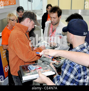 Kevin Dillon firma autografi. Dillon ospiterà il Gala di apertura celebrità arrivando all aeroporto internazionale di Toronto per la trentacinquesima Toronto International Film Festival di Toronto Canada - 09.09.10 Foto Stock