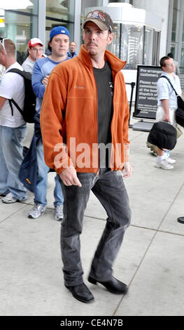 Kevin Dillon, che ospiterà il Gala di apertura celebrità arrivando all aeroporto internazionale di Toronto per la trentacinquesima Toronto International Film Festival di Toronto Canada - 09.09.10 Foto Stock