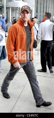 Kevin Dillon, che ospiterà il Gala di apertura celebrità arrivando all aeroporto internazionale di Toronto per la trentacinquesima Toronto International Film Festival di Toronto Canada - 09.09.10 Foto Stock