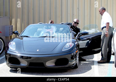 Guarnizione di tenuta sempre nella sua automobile come egli lascia Samy la telecamera in Hollywood Los Angeles, California - 06.09.10 Foto Stock