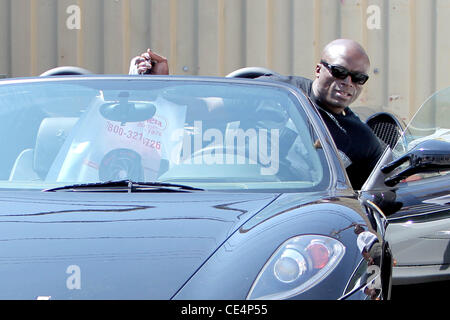 Guarnizione di tenuta sempre nella sua automobile come egli lascia Samy la telecamera in Hollywood Los Angeles, California - 06.09.10 Foto Stock