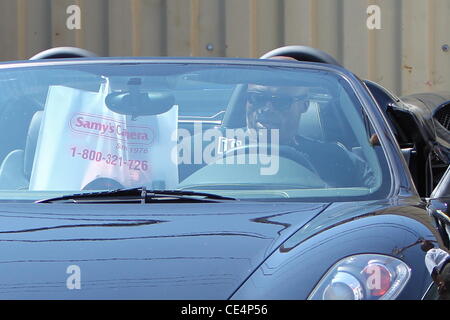 Guarnizione di tenuta sempre nella sua automobile come egli lascia Samy la telecamera in Hollywood Los Angeles, California - 06.09.10 Foto Stock