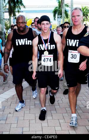 Nick Jonas Joe Jonas iWin 5K Fun Run/a piedi, beneficiando delle Olimpiadi Speciali in Florida per il campus principale della Nova Southeastern University Davie, Florida - 06.09.10 Foto Stock