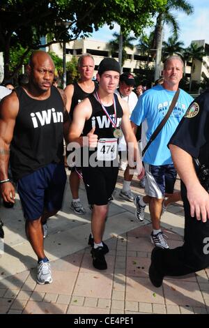 Nick Jonas Joe Jonas iWin 5K Fun Run/a piedi, beneficiando delle Olimpiadi Speciali in Florida per il campus principale della Nova Southeastern University Davie, Florida - 06.09.10 Foto Stock